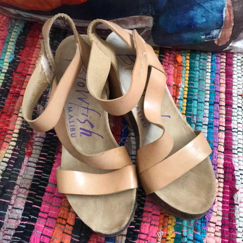 Nude blowfish wedges